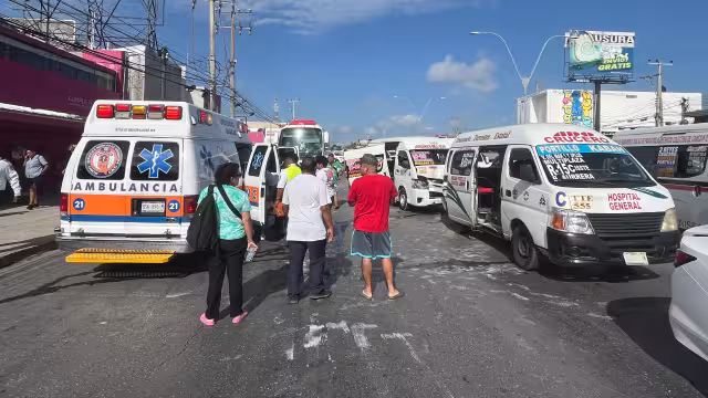 Ambulancias arribaron al lugar para atender a los lesionados
