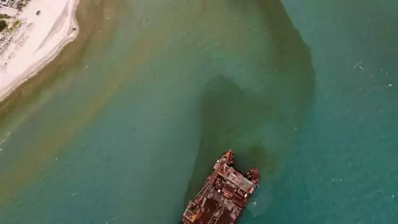 El barco lleva más de siete años encallado y presuntamente está siendo desmantelado sin permisos. El barco lleva más de siete años encallado y presuntamente está siendo desmantelado sin permisos.