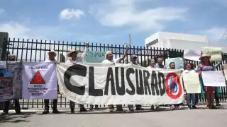 Activistas ‘clausuran’ a la Conagua en Yucatán; los acusan de ser cómplice de las granjas porcícolas 