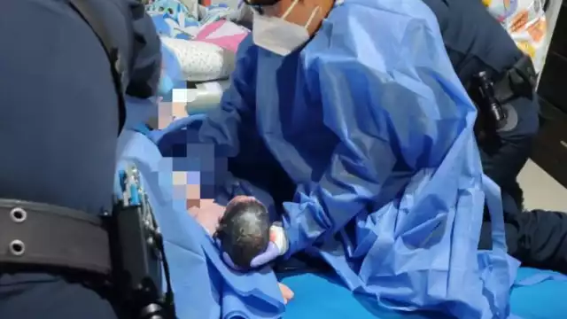 La mujer dio a luz a una bebé en buen estado de salud