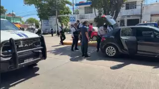 El automóvil, un Audi gris, fue interceptado frente a una empresa petrolera