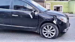 Camioneta a exceso de velocidad choca contra motociclista; reportan un lesionado