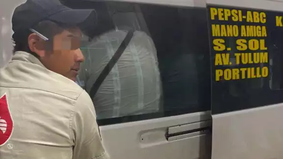 El conductor fue denunciado por redes sociales, donde se vio cuando cargaba la gasolina con el motor prendido El conductor fue denunciado por redes sociales, donde se vio cuando cargaba la gasolina con el motor prendido