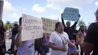 Protestan en Palacio de Gobierno de Campeche contra combis rojas del MNT