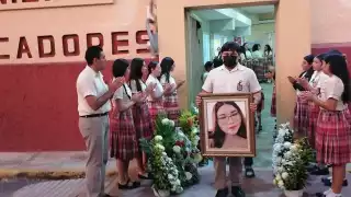 Despedida entre lágrimas a Deyli Caamal, alumna normalista de Calkiní