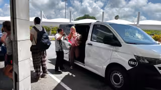 Trabajadores del aeropuerto ajustan gastos ante desplome de turismo