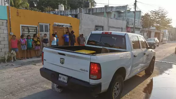 vecinos retienen a empleado de CFE por falla eléctrica en colonia 23 de Julio