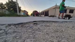 Baches y desniveles ponen en riesgo a conductores en Champotón