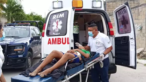 Paramédicos atendieron a la mujer en su domicilio y la trasladaron al hospital. Paramédicos atendieron a la mujer en su domicilio y la trasladaron al hospital.