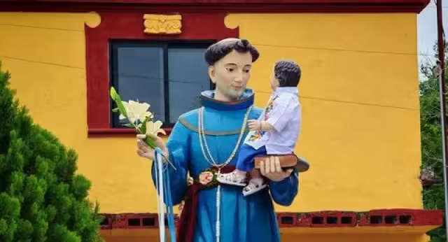 Imagen original de San Antonio de Padua sale en procesión por primera vez en años