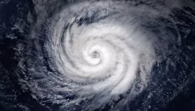 La tendencia a largo plazo indica que su traslación será hacia el noroeste, es decir, mar adentro del océano Atlántico