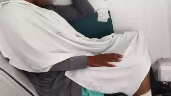 En el centro médico se ve gente esperando consulta