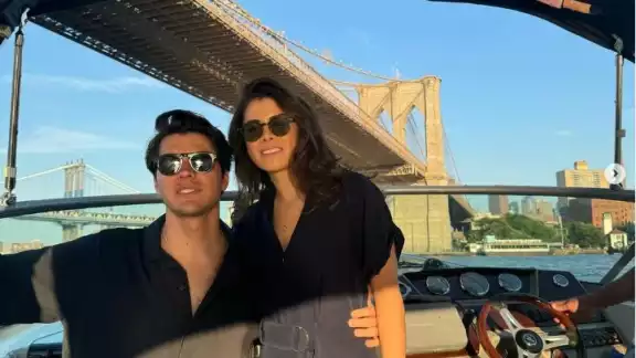 Es reconocida por mostrar sus viajes