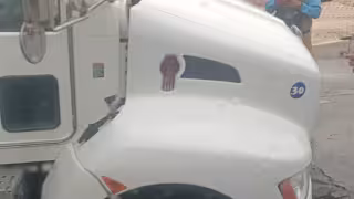 Camión de carga cae en un socavón del bulevar Kukulcán en Cancún: VIDEO