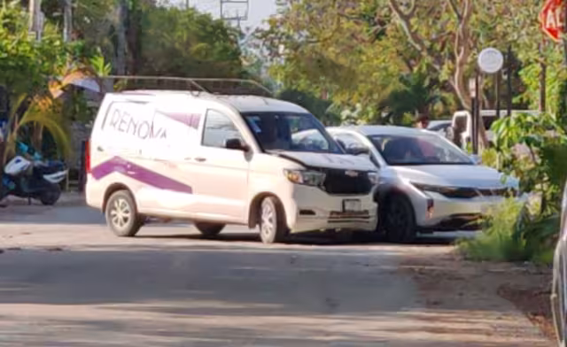 Camioneta de trabajo golpeada por vehículo rentado