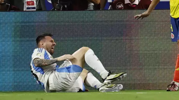 Messi cae al césped ante el dolor Messi cae al césped ante el dolor