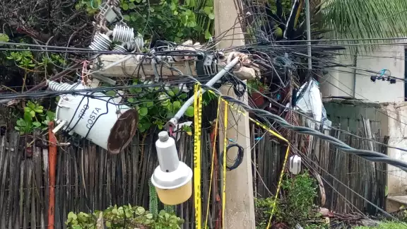 Así lucen los postes de luz en Telchac Puerto