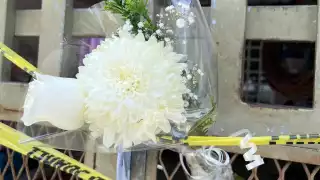 Vecinos de la zona dejaron flores en la puerta de la casa en donde ocurrió el trágico hecho