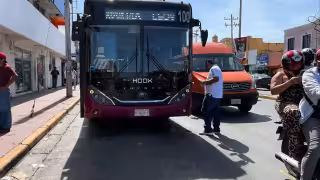 Camión “Koox” impacta camioneta en Campeche; acuerdo evita proceso legal