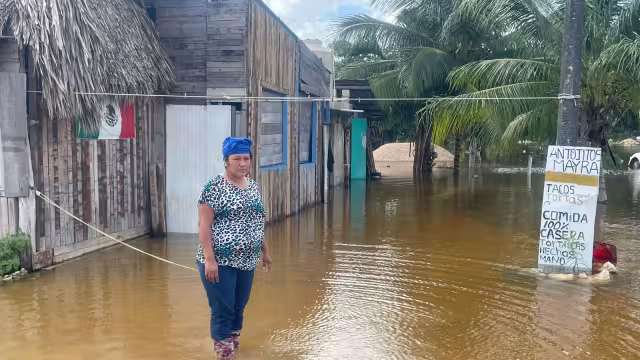 La familia dueña del local no sabe cuando bajará el agua, que afecta su negocio