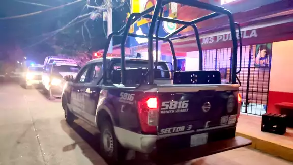 De acuerdo con testigos, agentes permitieron que el sujeto regresara a su negocio, ubicado en la 234, sin ningún problema