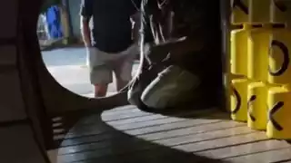 Pobladores reportaron a dos adultos usando los juegos infantiles del parque del malecón