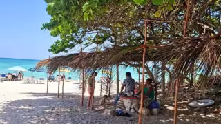 Denuncian privatización en playa de Chuburná: colocan palapas y cobran para usarlas
