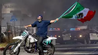 Motociclista con bandera de México, buscado por el FBI por ataque a agentes en protestas