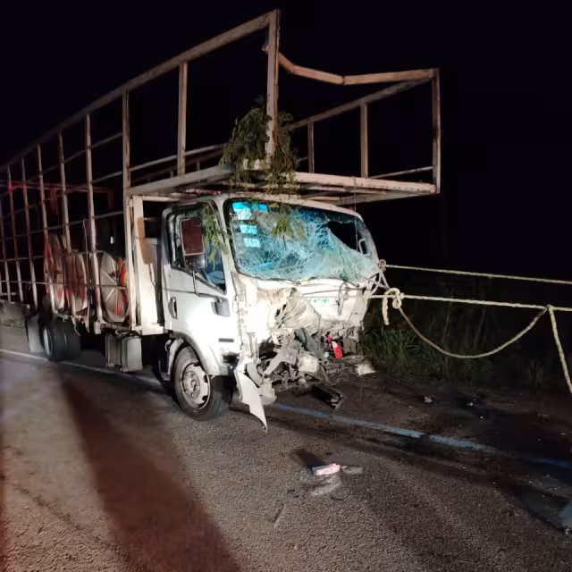 Conductor alcoholizado provoca choque contra autobús de ADO y termina hospitalizado