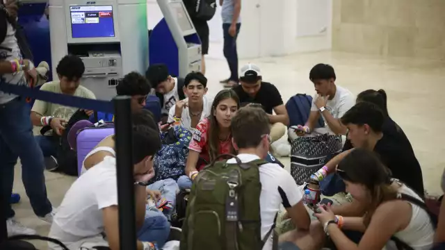 Jóvenes bolivianos arribaron a Cancún para disfrutar de su viaje de graduación en las playas