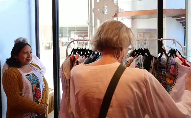 Sin intermediarios: artesanas ofrecen sus piezas en espacio cultural de Mérida
