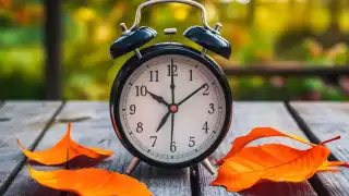 ¿A qué hora cambia la hora y cómo se ajustan los relojes por el horario de invierno 2024?