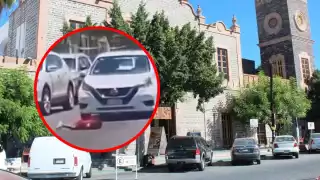 Niño  suelta la mano de su mamá y termina atropellado en La Paz: VIDEO