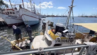 La Secretaría de Marina aseguró una embarcación por pesca ilegal en Seybaplaya.