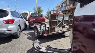 Remolque arranca defensa de Combi y desata caos vial frente a ADO en Ciudad del Carmen
