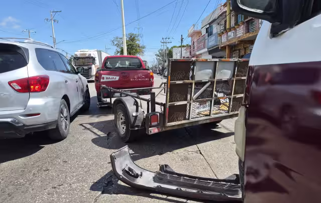 Un incidente vial se registró frente a la terminal ADO en la colonia Francisco I. Madero.