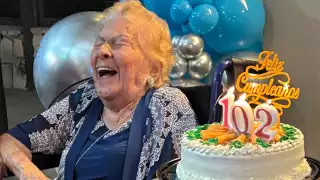 La señora Elda Mireya Sosa celebra su aniversario rodeada de sus hijos, nietos y bisnietos