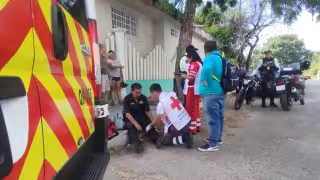 El motociclista resultó lesionado tras perder el control de su unidad y fue valorado por paramédicos de la Cruz Roja