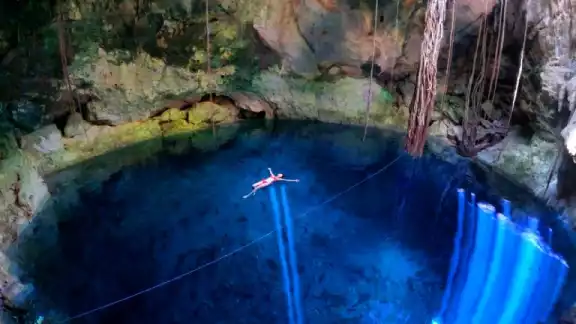 Los cenotes maravillan a personas durante su visita Los cenotes maravillan a personas durante su visita