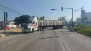 En rápida reacción, muchacho se arroja de su vehículo que termina aplastado por un tráiler