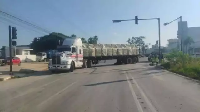En rápida reacción, muchacho se arroja de su vehículo que termina aplastado por un tráiler