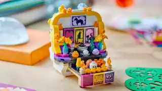 El set es doble cara, en la posterior se arma una calaverita con flores.