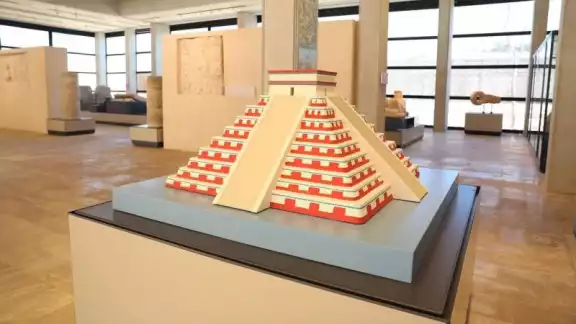 El Gran Museo de Chichén Itzá alberga monumentales cabezas de serpiente