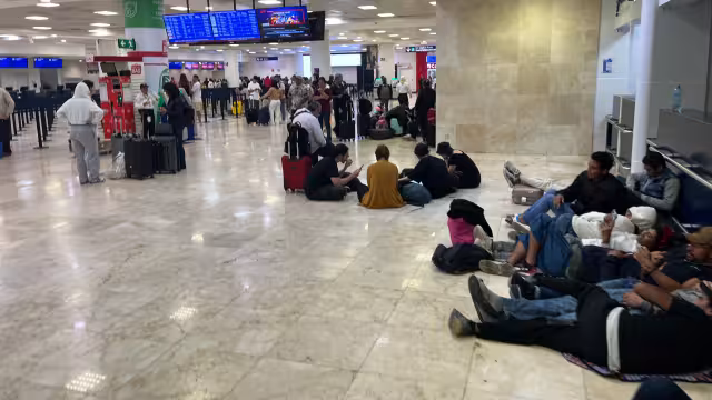 Hay decenas de pasajeros esperando en el aeropuerto de Cancún