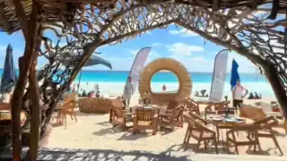 El restaurante con playa se encuentra en la Zona Hotelera