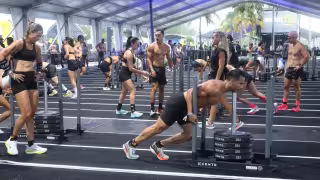 Los competidores demuestran su fuerza y habilidades en cada estación.