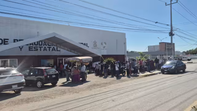 Largas filas en Champotón por canje de placas antes del alza del UMA