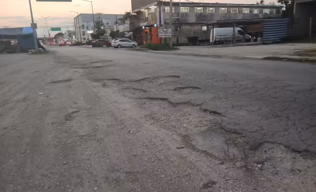 Urge repavimentación en Justo Sierra Méndez para evitar accidentes