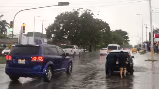 Como consecuencia de las lluvias registradas la tarde de ayer,varios  autos quedaron varados