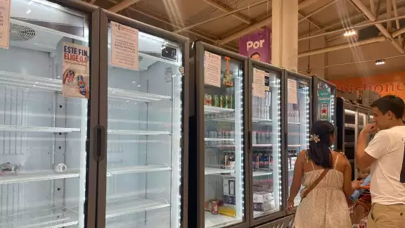 Neveras de bebidas alcohólica se vaciaron por las compras de pánico